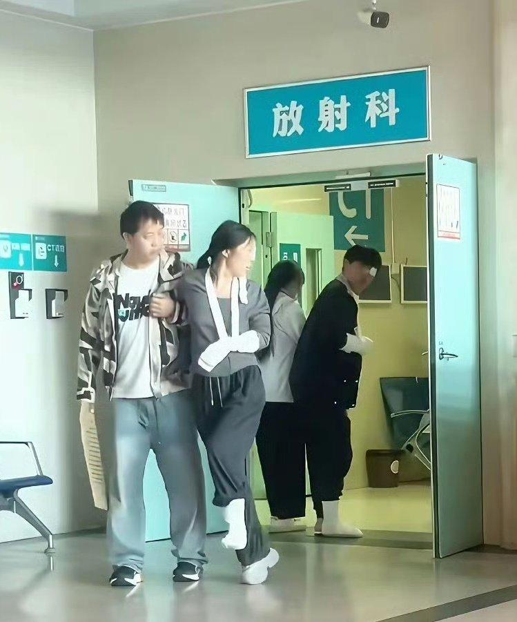 今天在医院放射科撞见这辈子最离谱的名场面！
俩人全身上下的绷带、石膏，包的位置几