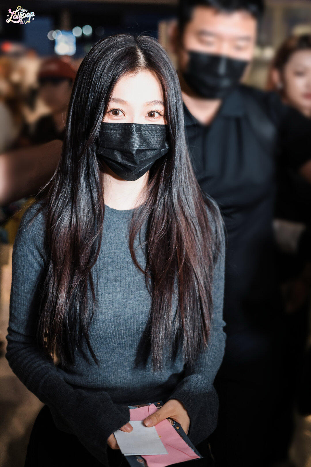 虞书欣回国机场路透，又白又美。 