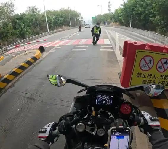 拘留5天实锤！东莞彻底收紧摩托管控，摩托车上高速该不该全国禁止？
东莞摩托管控正