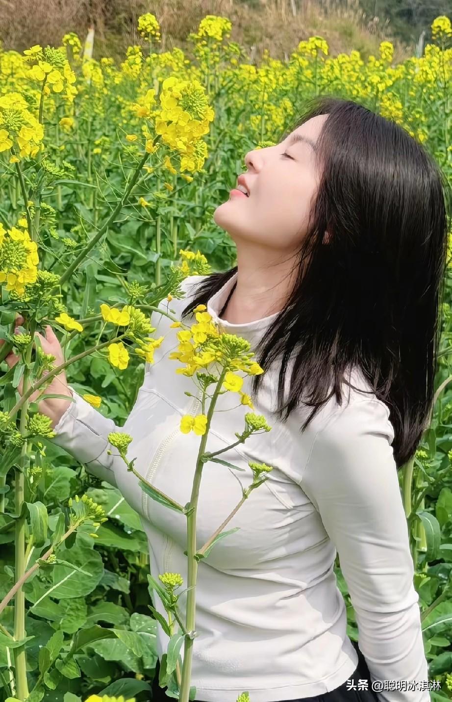 阳光下的微笑，与花田的浪漫邂逅