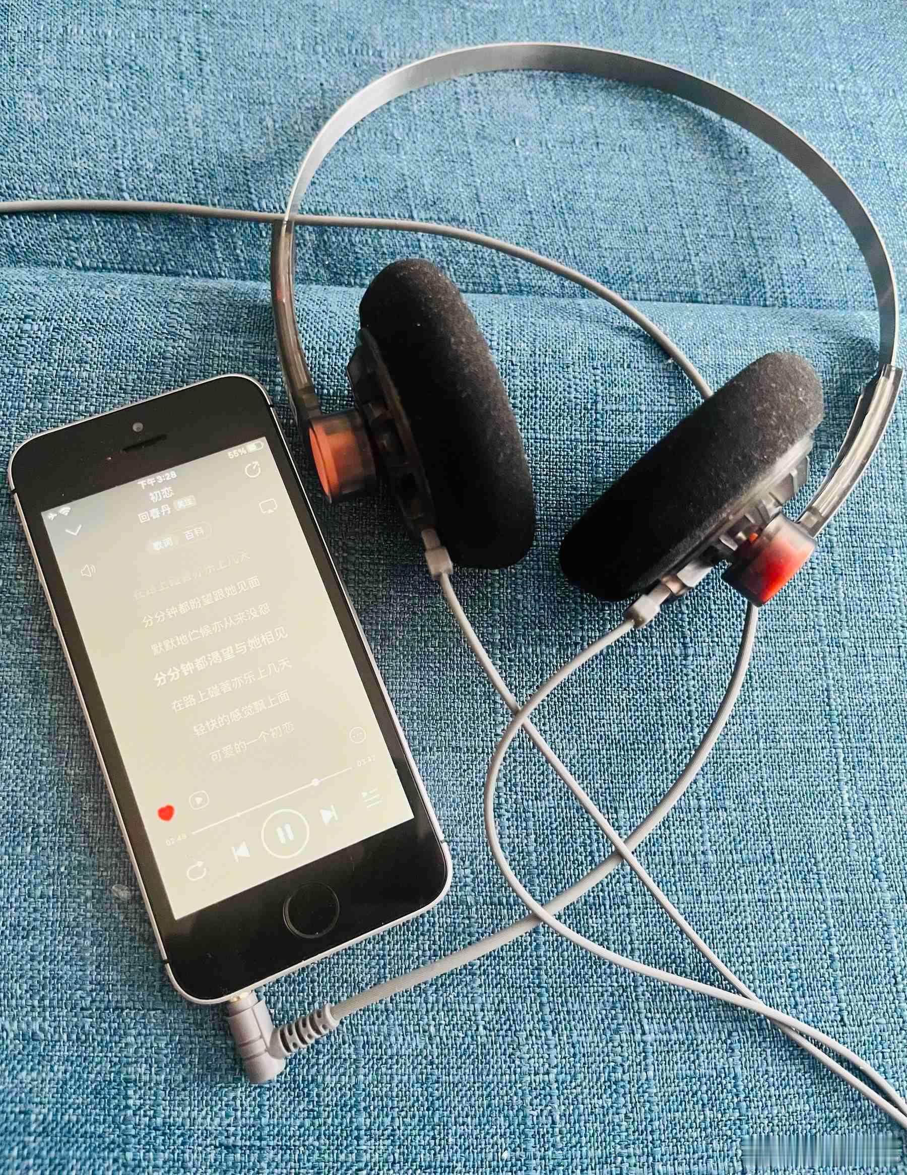 怀旧小抽屉 最近的听歌搭子完美的 mp4 和不夹头的平价耳机也有了吉伦哈尔的感觉