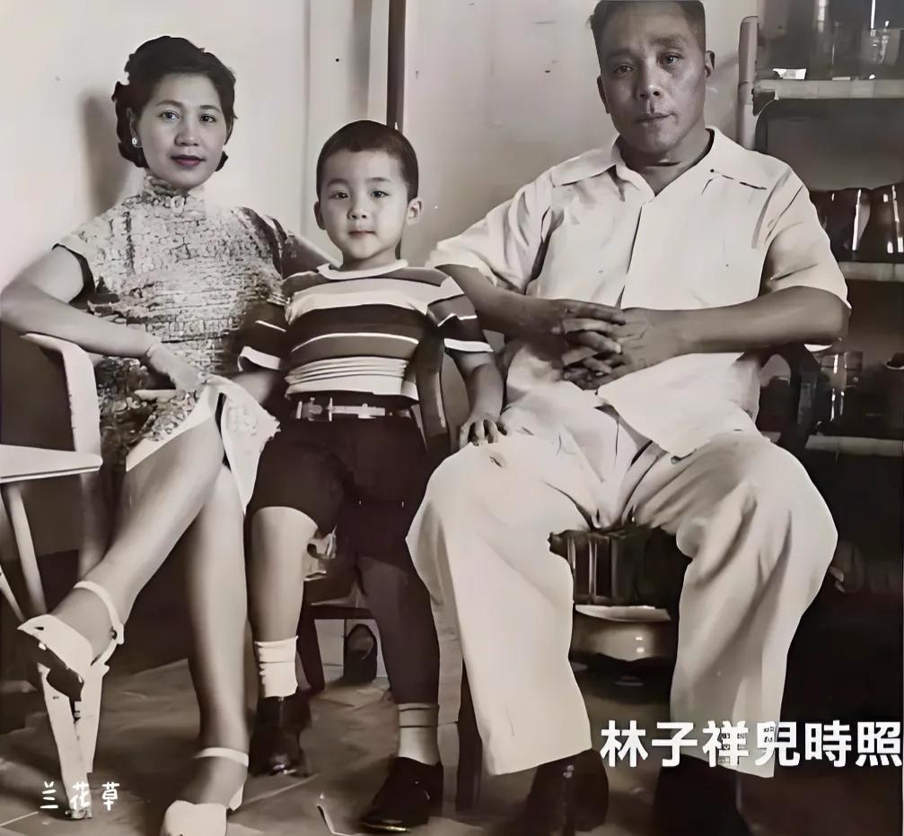 香港歌星林子祥儿时照，你们看像不像？
这是他和爸爸、妈妈的合影照。看一家人的着装