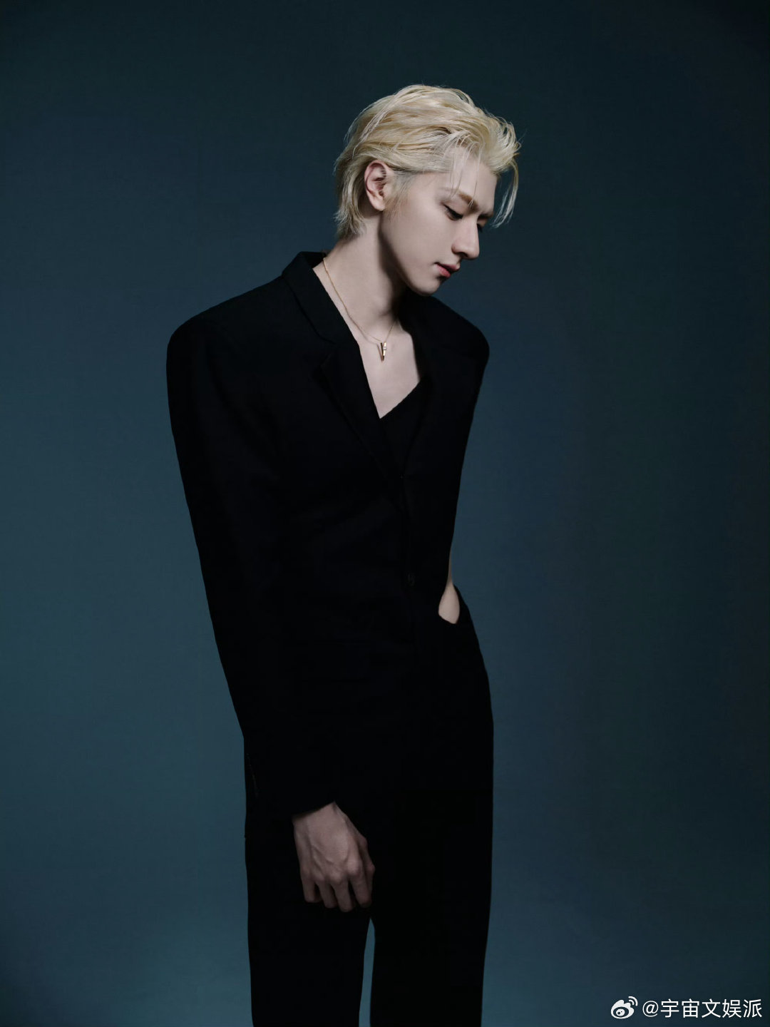 林一白色情人节金发营业白色情人节解锁林一金发现场，浅金发丝衬得眉眼更精致，黑西装