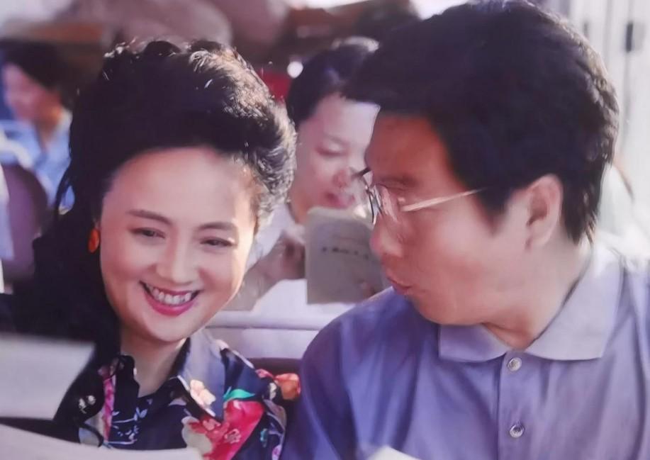 看朱媛媛的表演，该笑的时候笑得如此灿烂，真看不出她正在和癌症做着殊死的搏斗。
 