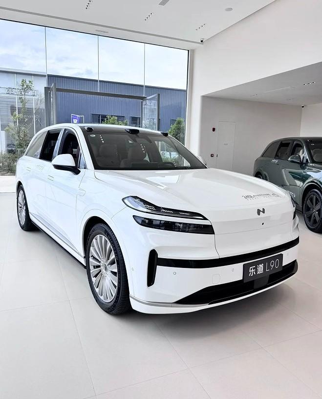 周末我去乐道的门店看了看 2026 款 L90 的实车。我家有俩娃，就这台车静态