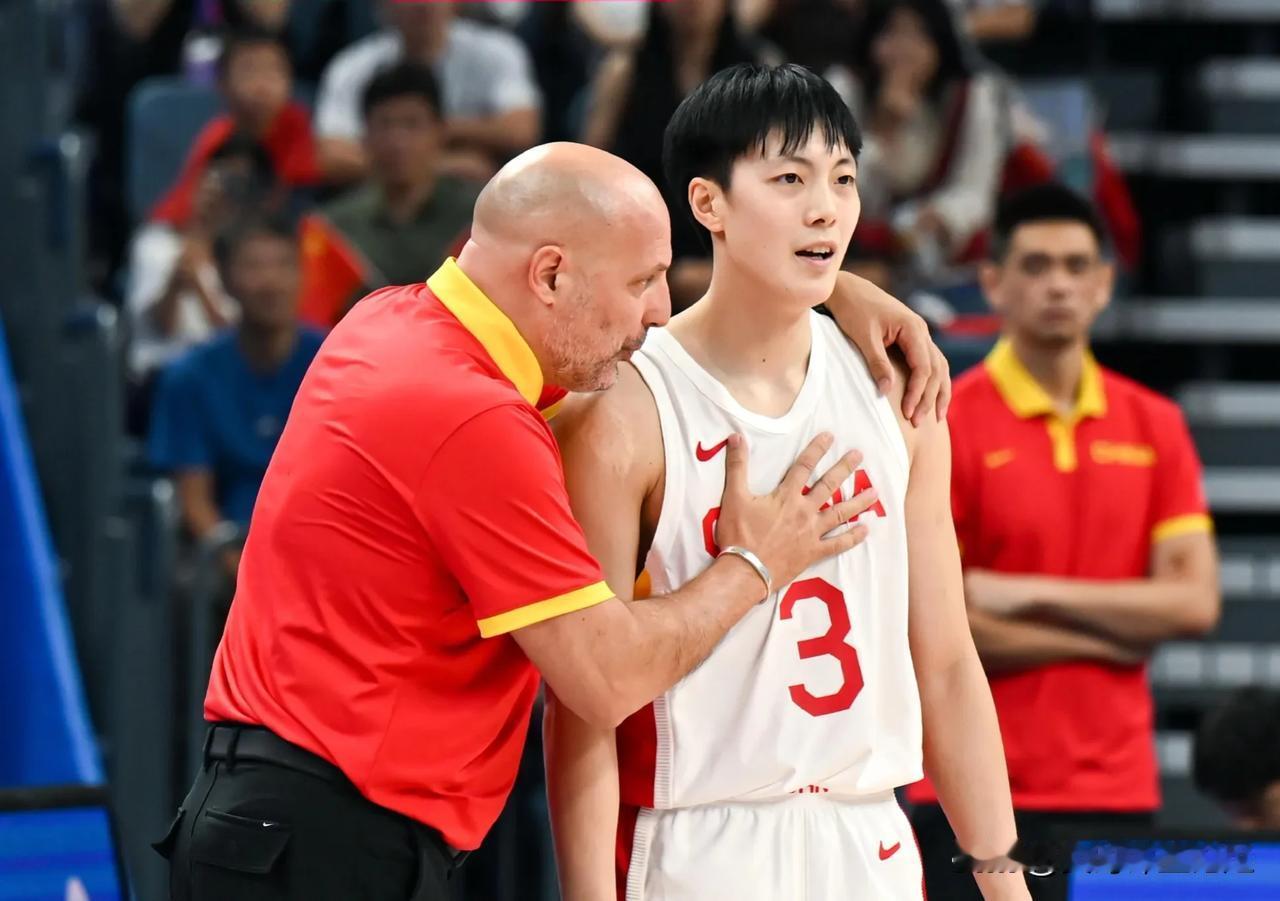 中国男篮73-76日本男篮，胡明轩20分4板关键失误，表现瑕不掩瑜，必须承认2事