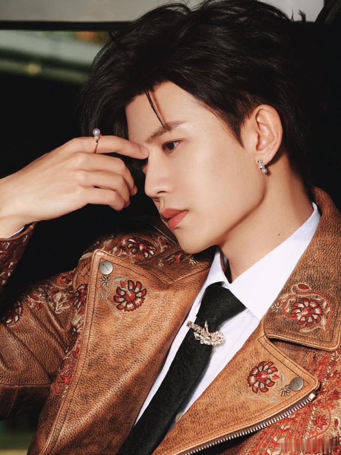 澳门偶遇任嘉伦 澳门偶遇任嘉伦真的是太幸运了！他的卡其色风衣搭黑色领带，简直就是