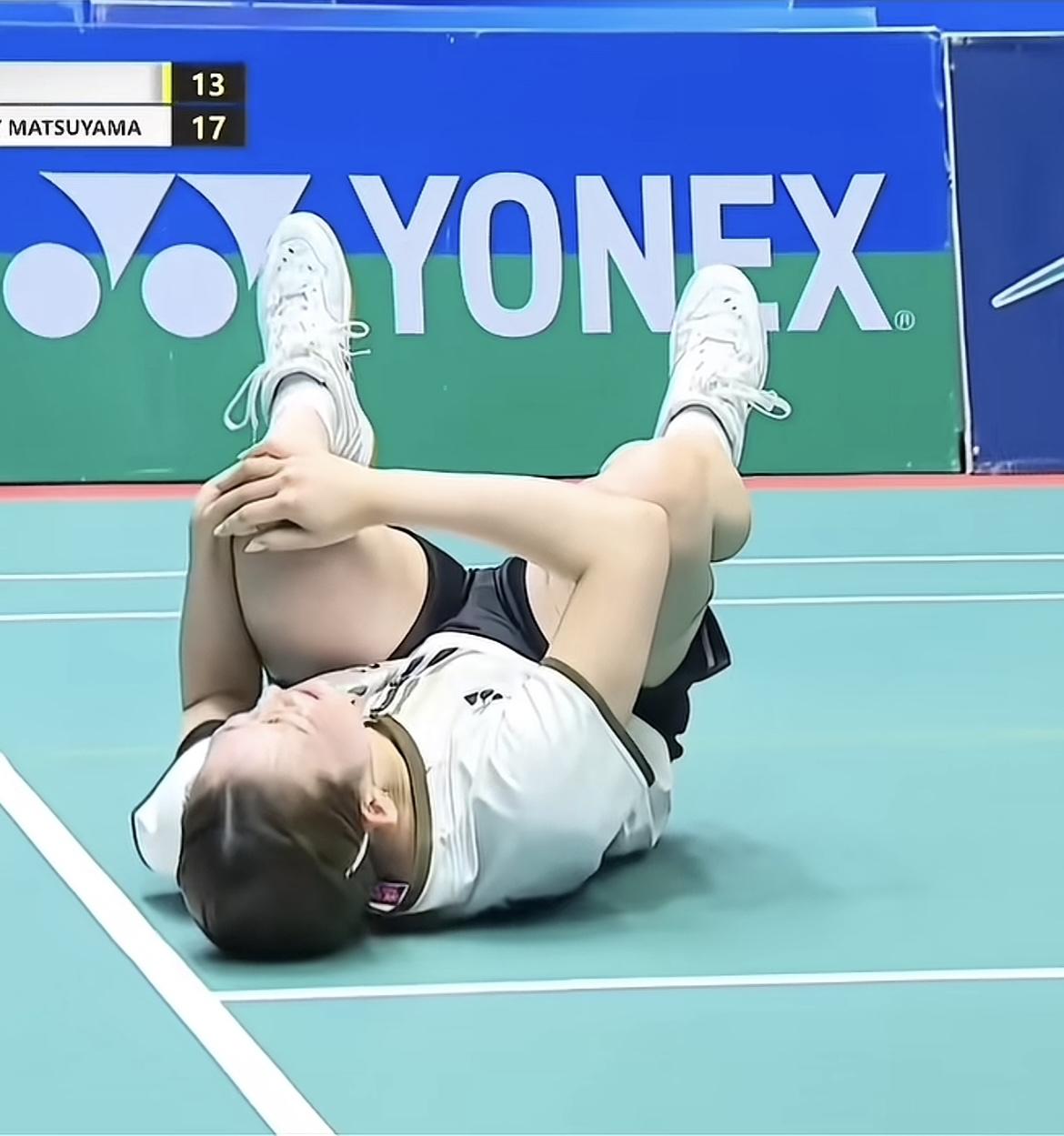 松山奈未不幸在越南挑战赛混双决赛中受伤，十字韧带撕裂，伤势看着非常严重！
最难评