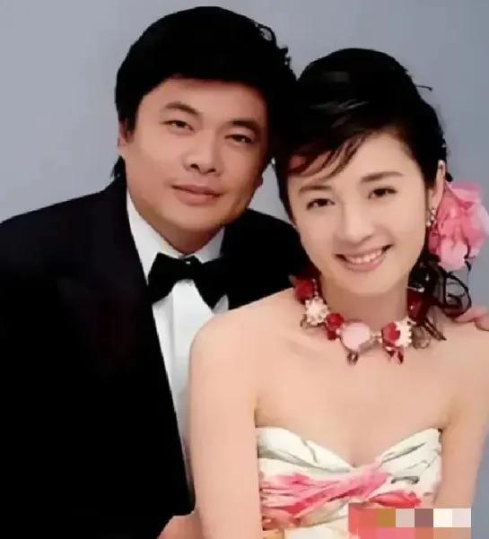 2004年，亿万富翁丁健对妻子说：“给你一个亿，离婚吧，我爱上别人了”，可妻子抱