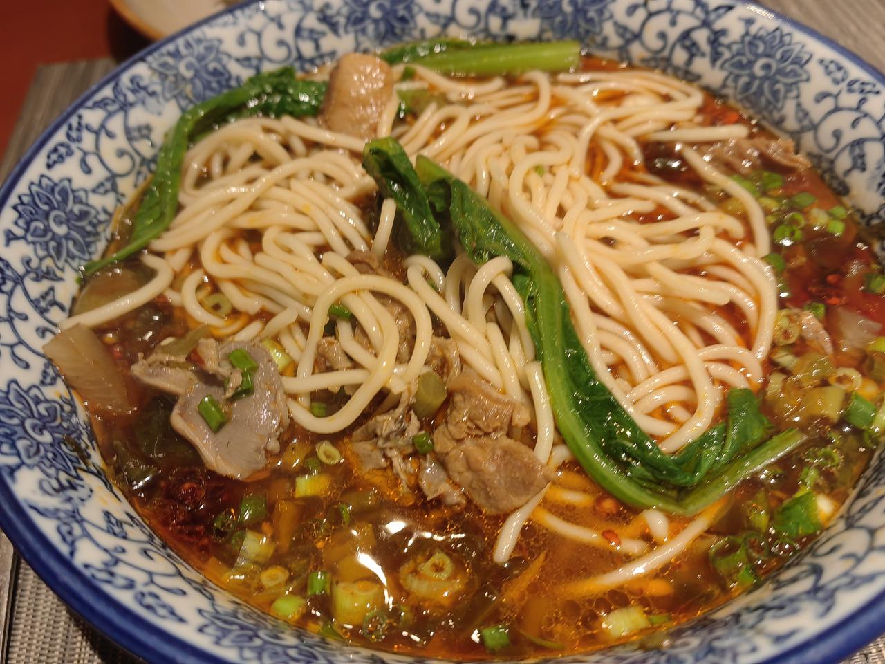 一碗川味红汤面，加鸡杂笋子牛肉咸菜。吃饱，干一会活，准备做别成都。
​每次来，都