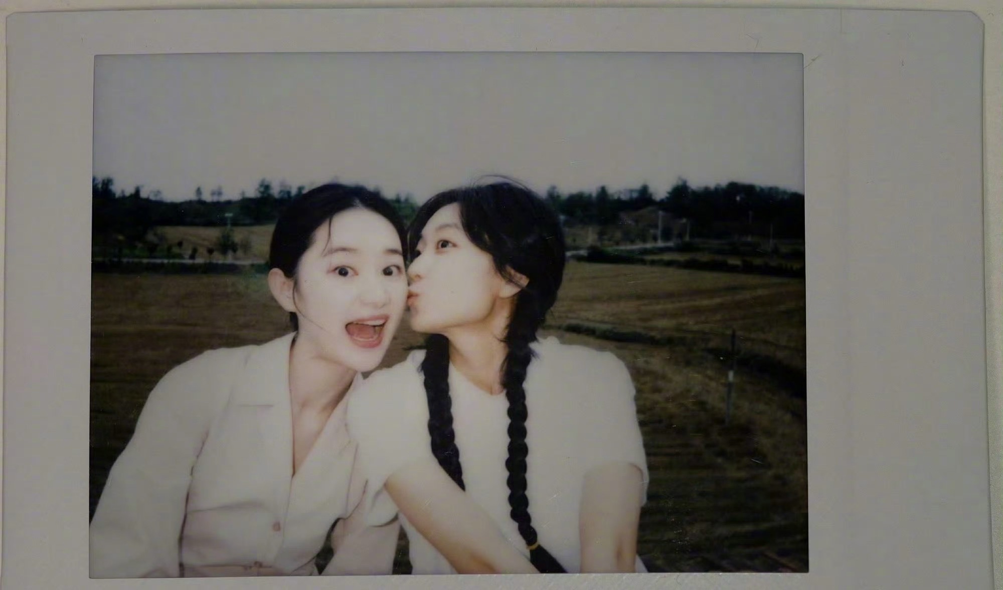 孙千郭晓婷拍立得这组拍立得也太有氛围感了！同框比耶、笑容软软，剧组氛围直接拉满～