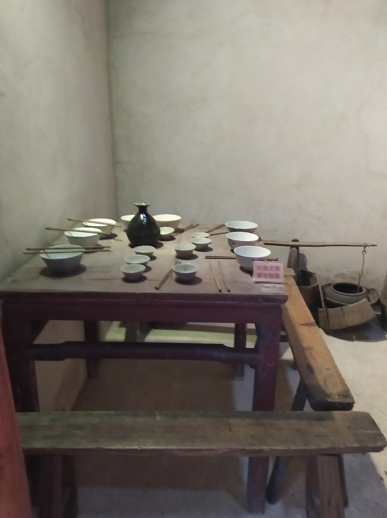 我最喜欢架子床，但是这里架子床看着太陈旧了，都破烂了。什么东西都是新的好。