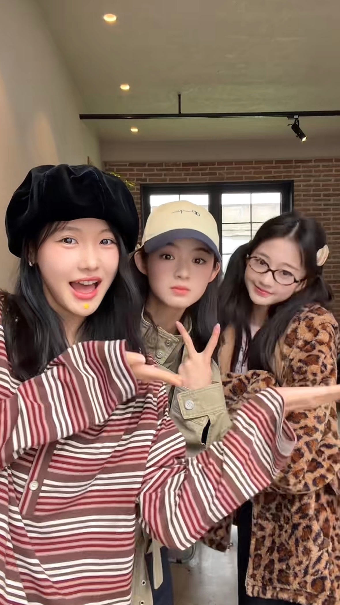 妹妹哥最爱反手比耶 