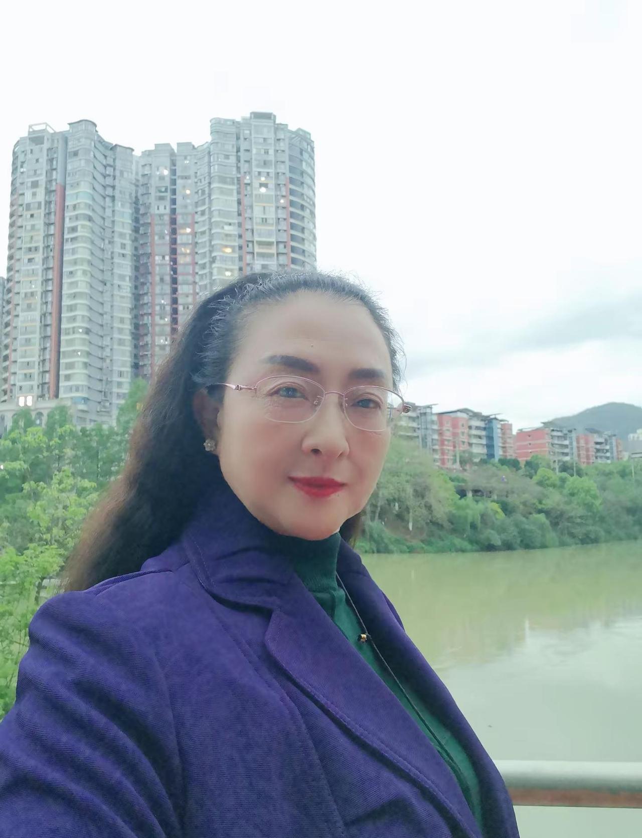 秋风悲画扇只有枫叶🍁🍁🍁染尽了层林一片，放远望去火🔥红火🔥红的！我爱看
