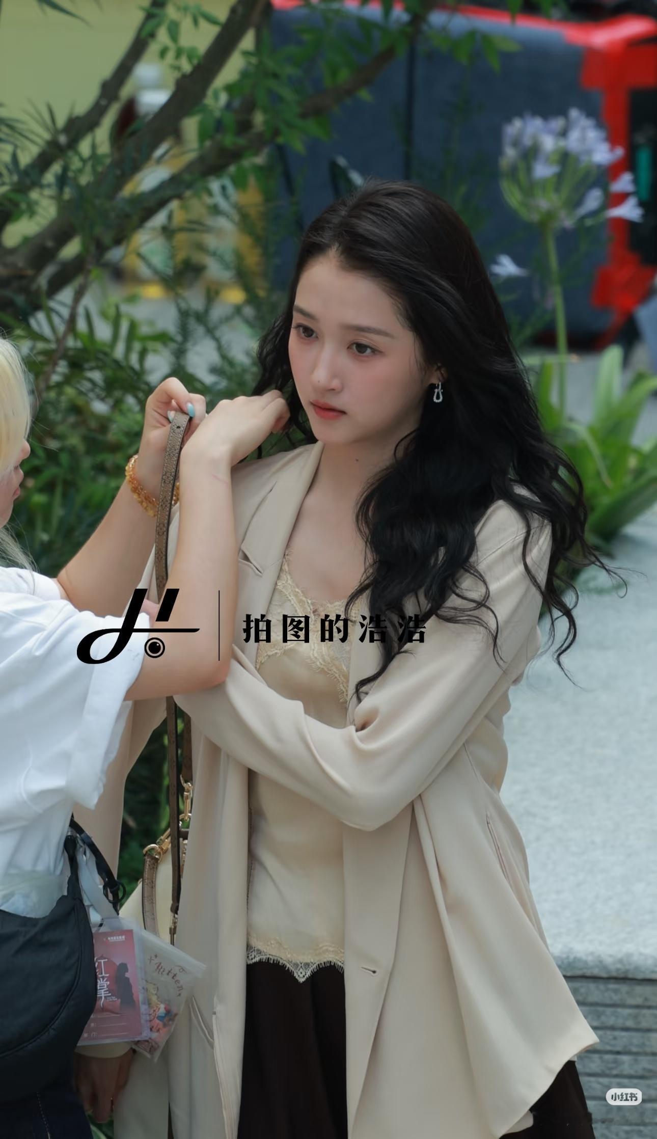 哇塞《红掌》上午开机，下午就有路透出来了，关晓彤状态很也在线，随便弱弱的问一句，