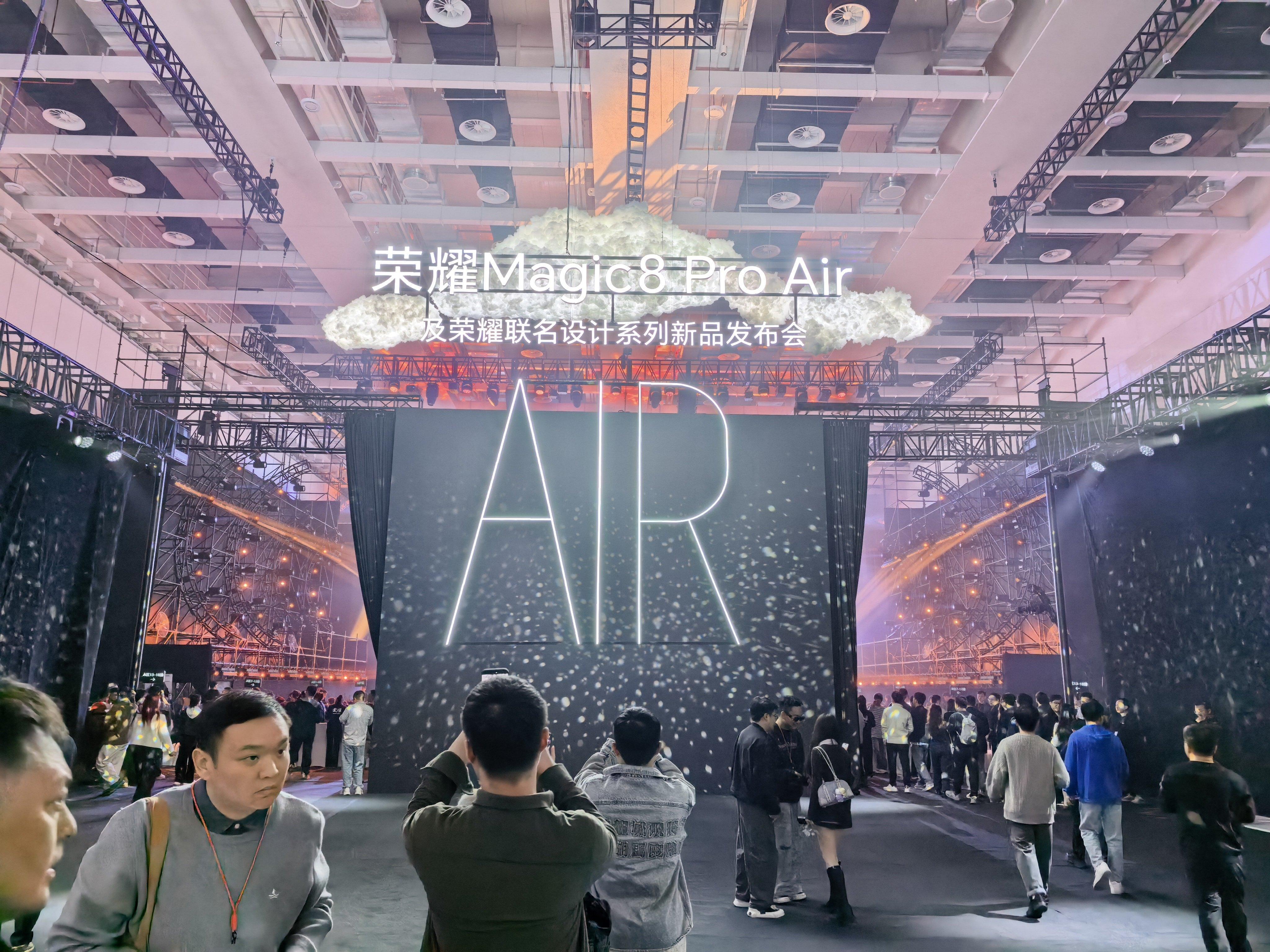 荣耀今天有三款重磅产品发布，一个是Magic8 Pro Air ，一个是Magi