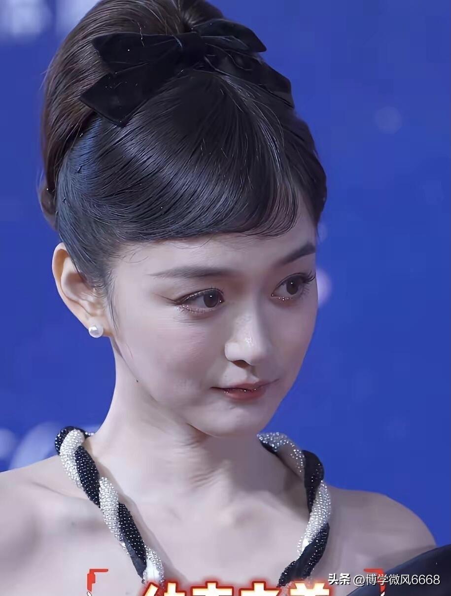 她明明才39岁，怎么颈纹那么明显，皮肤松弛，有点显老，看起来像40多岁的人。她的