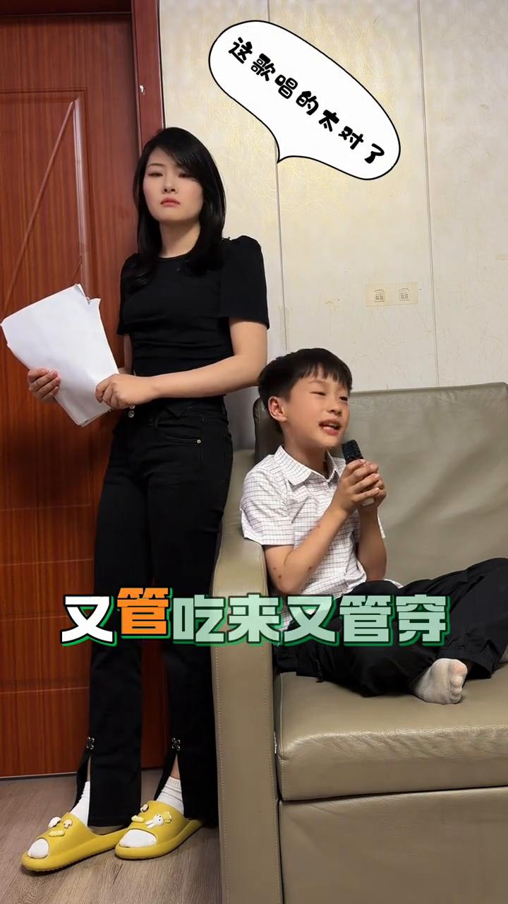 天苍爸野茫茫，如今的奶奶比妈强。妈妈生来奶奶养，我的朋友累死累活不敢讲。这歌唱的
