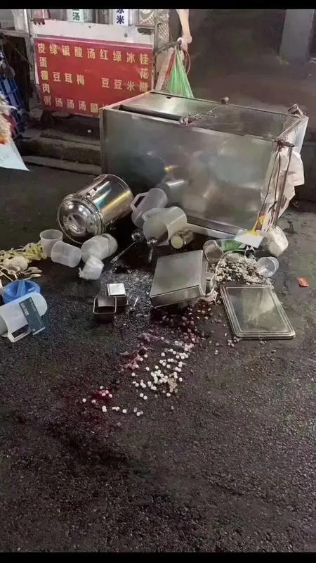 继父亲吻女孩事件最新进展！官方通报一出，全网终于放心了
 
一段继父亲吻女孩的视