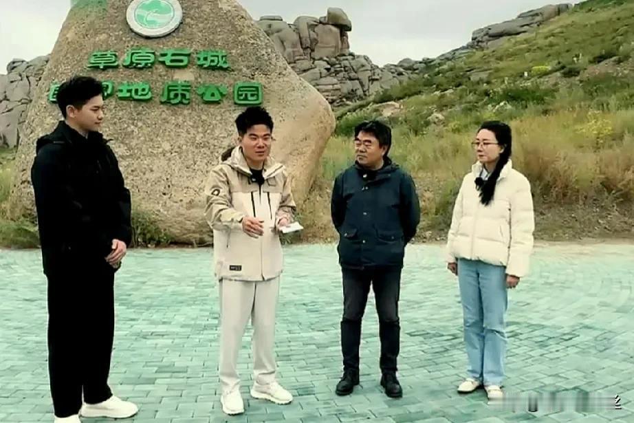 天啊，

好羡慕能去新疆旅游的小伙伴，

潇潇都穿上羽绒服了，

到底是有多凉快