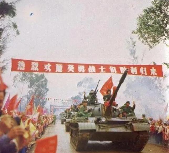 1979年，解放军一名走失的战士正在越南的农田里挖红薯，突然迎面冲过来七八名越军