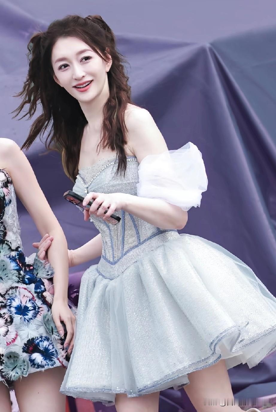 看到年近50岁的李小冉因参加《乘风2026》再登热搜，不禁感叹有些人真的是老天爷