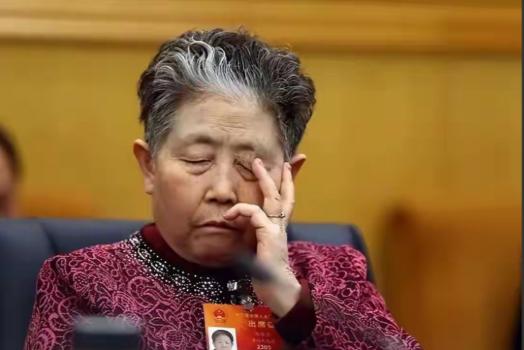 老干妈去年卖了54个亿，差一点就追平历史最高纪录。但你猜怎么着？79岁的陶华碧老