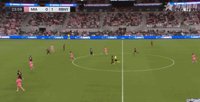 梅西摆脱对方包夹，从中场带球至禁区分给马特奥，后者横传被解围迈阿密国际vs纽约红