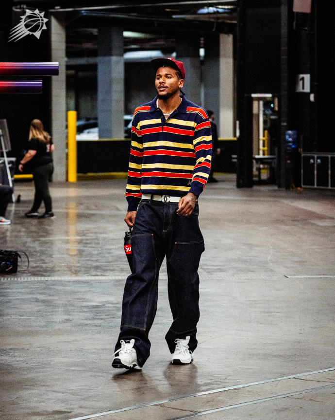 杰伦·格林在首节前半段因疑似右腿受伤离场，一瘸一拐地走向更衣室。右腿也是造成他本