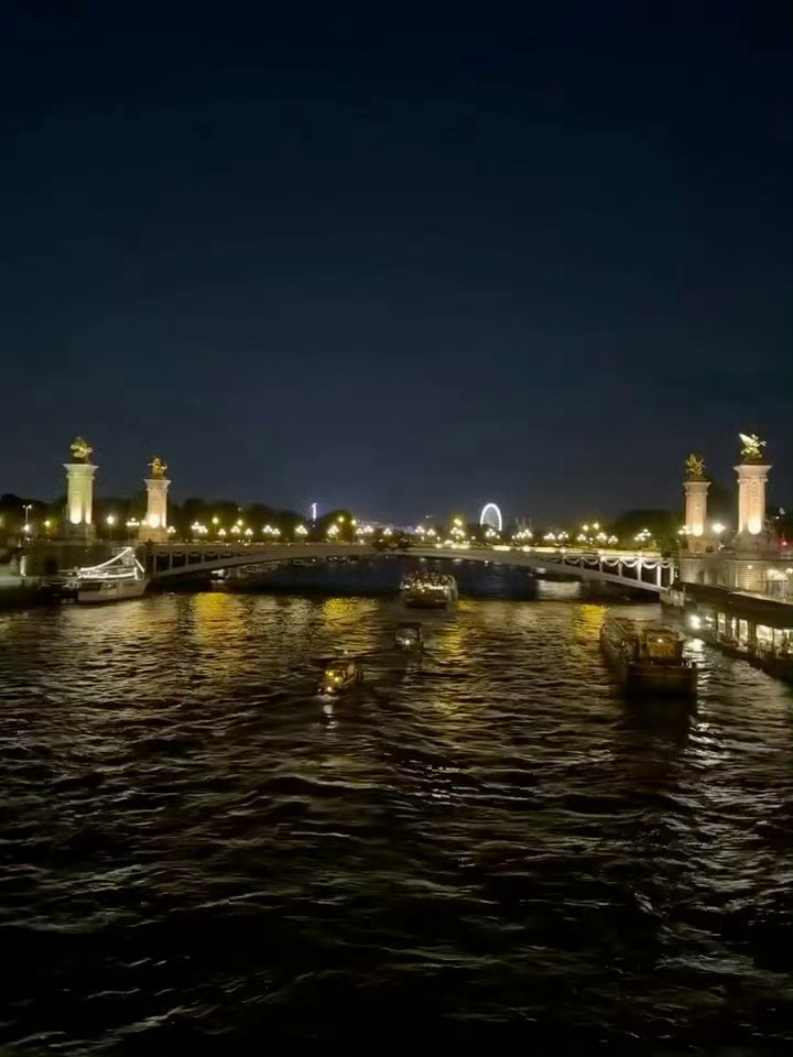 陈星旭ins更新自拍和法国的夜景