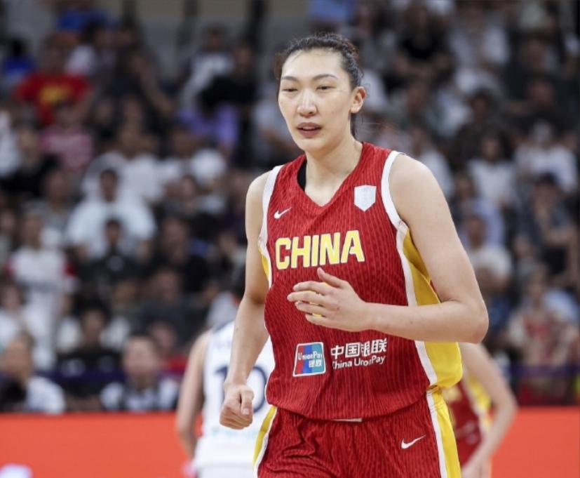 刚下楼买水，群里有人随口说了句，我听着手机就愣了。
说她为了早点回WNBA，咬牙