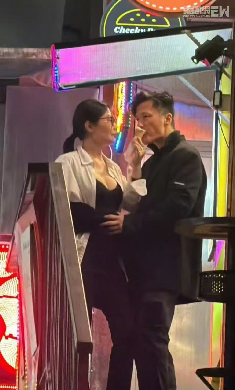 徐冬冬尹子维早生贵子具象化  徐冬冬的微博配图甜度超标！和尹子维穿喜庆红同框，尹