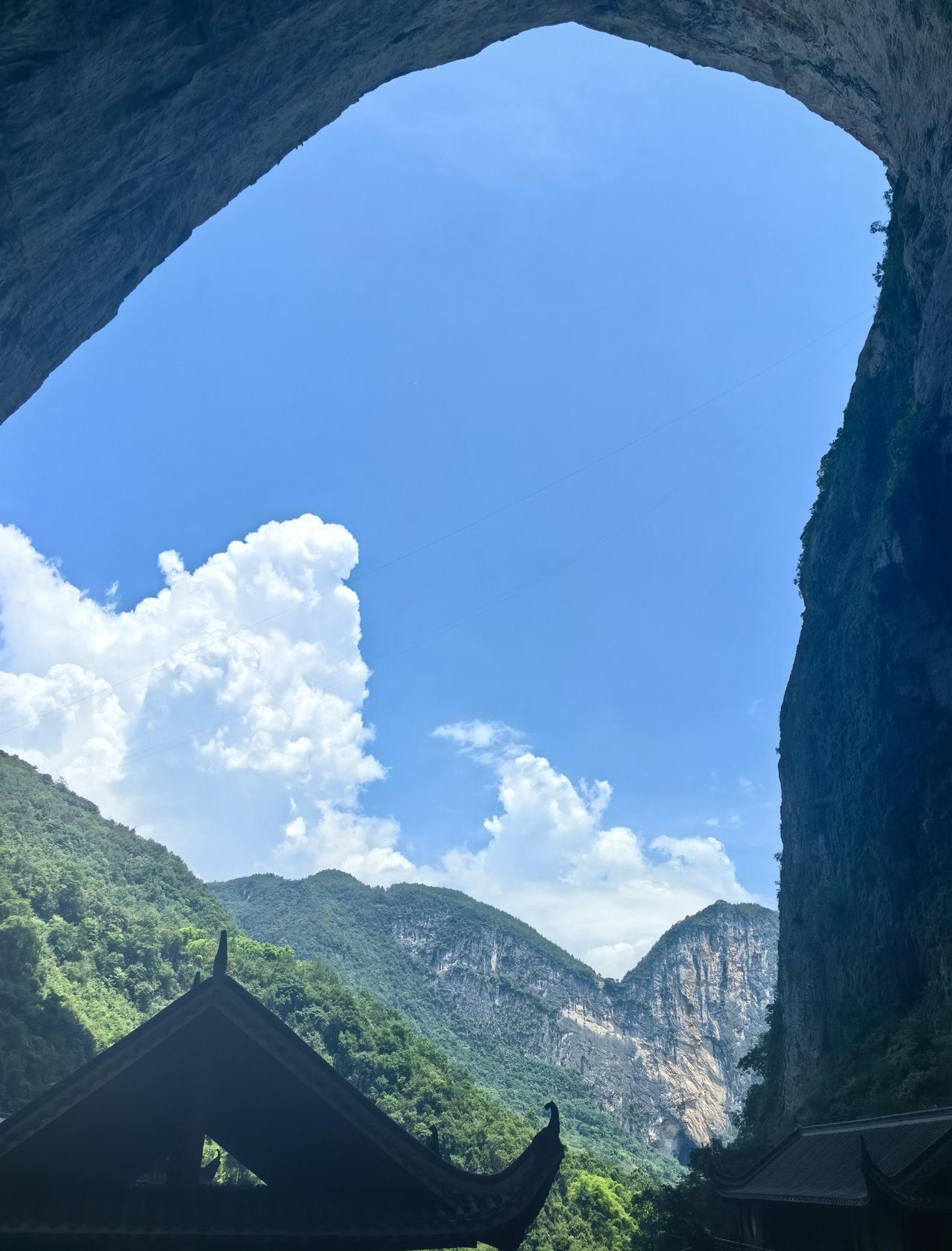 玩了水滑道，有点小刺激，只是打湿了头发而已，但是很爽很凉快。风景区攻略