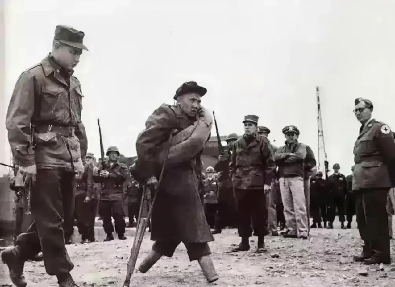你见过宁愿被打断双腿也要回祖国的战士吗？这张1953年板门店战俘交换区的老照片，