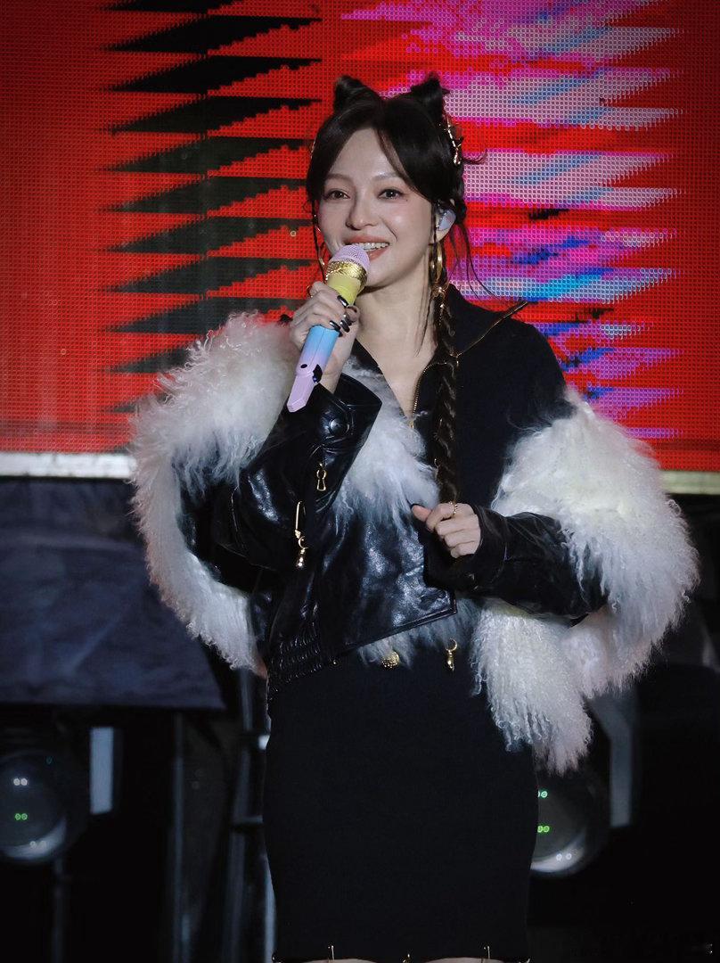 张韶涵舞台造型没有瓶颈期 张韶涵演唱会造型之所以好看，是因为她知道自己适合什么。