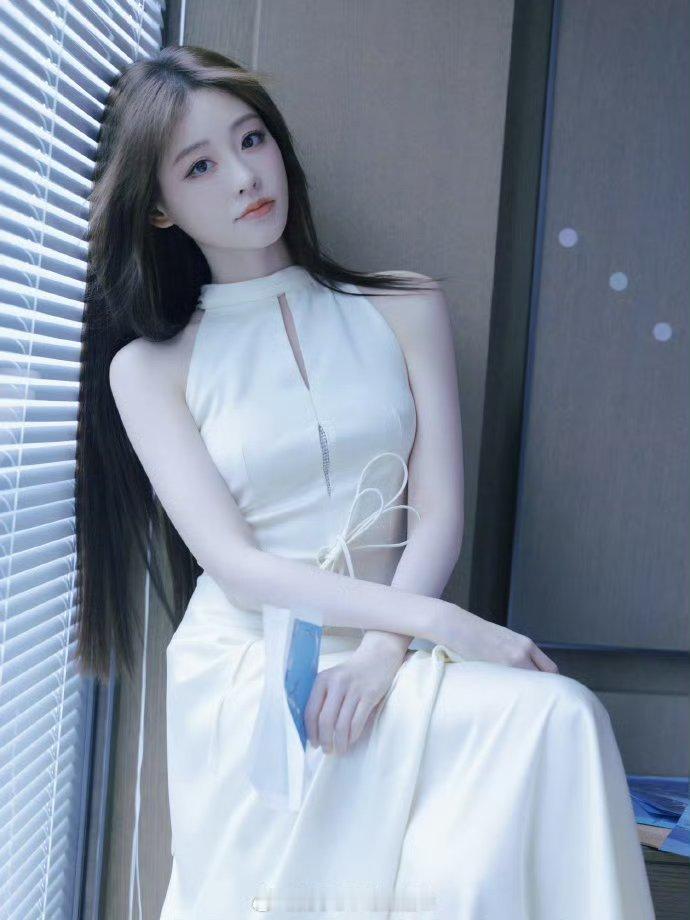 被祝绪丹美到！长发黑白裙造型，神秘又温柔，妥妥的时尚界颜值担当。​ ​​​