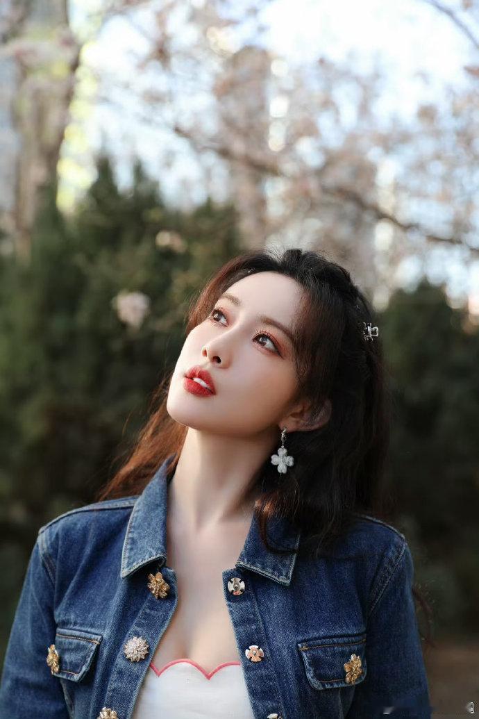 在朋友婚礼上当伴娘的孟子义 那时候的孟子义肉感脸蛋好可爱，满满的胶原蛋白都要溢出