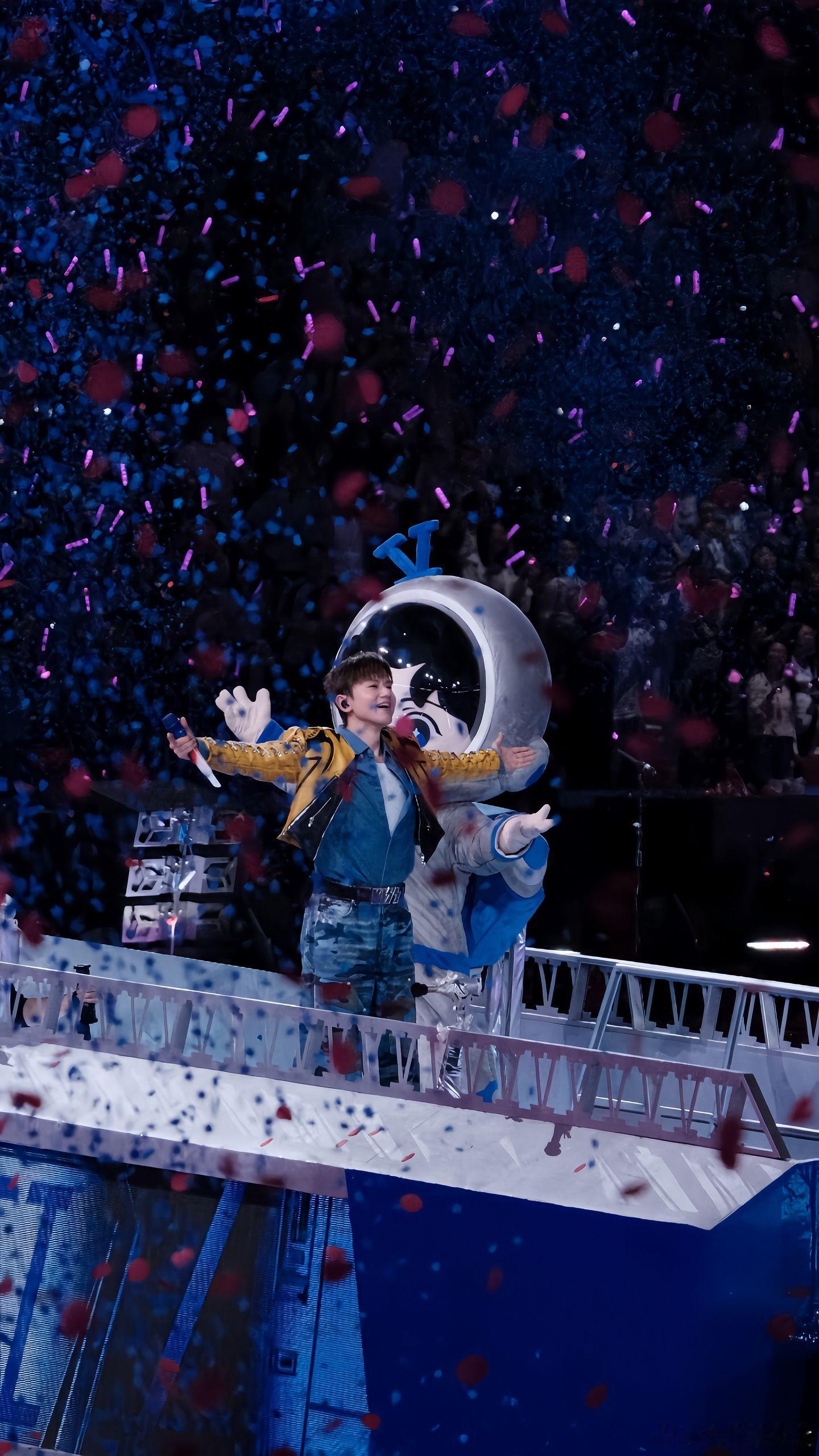 张杰鸟巢唱完大庆功张杰北京鸟巢巡演完美收官！创下单场馆16场连开里程碑纪录，全开