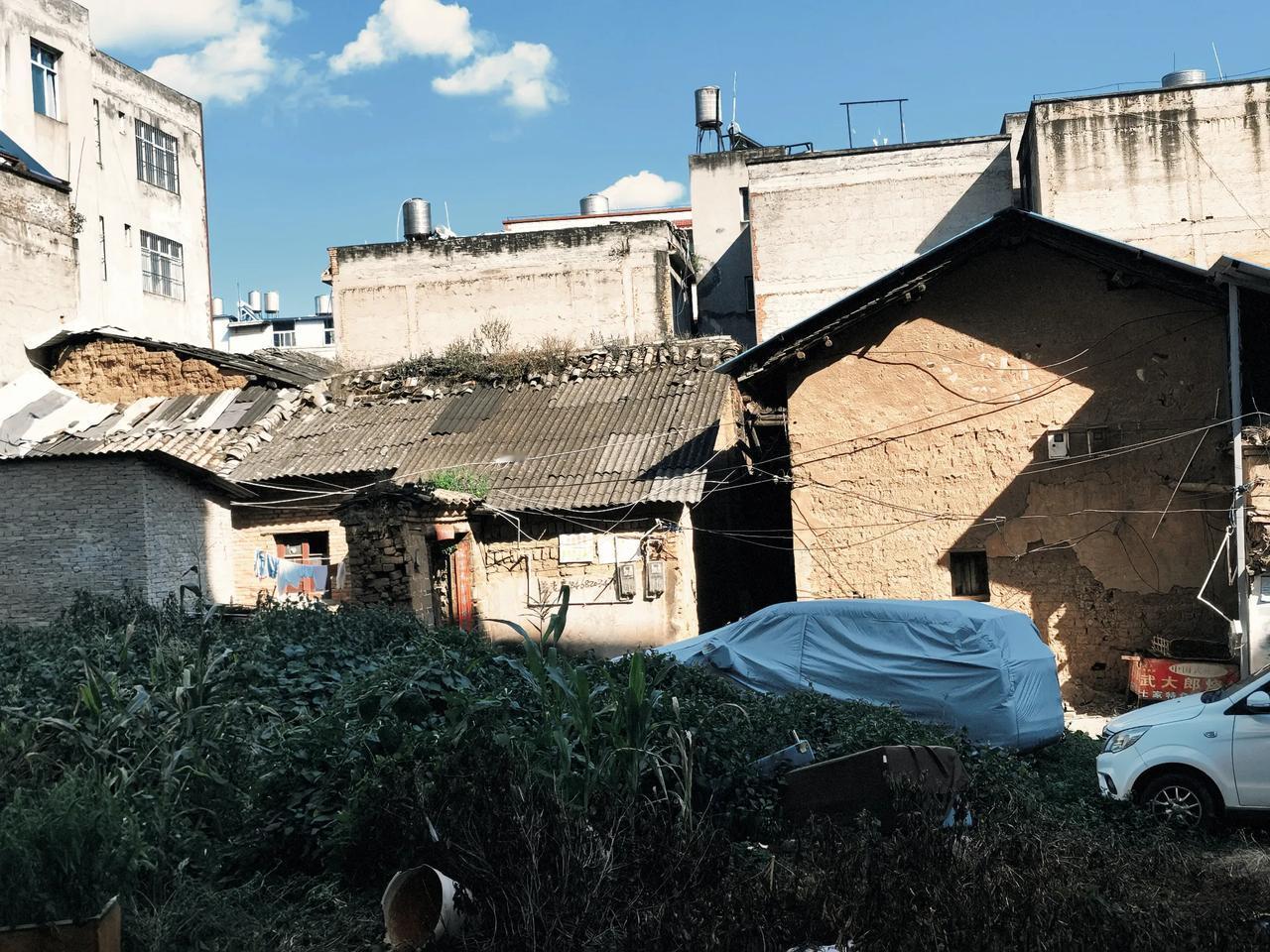 沣源路云南农业大学旁边的落索坡村中段，还有这种泥巴了房子，都是危房了，也没有拆除