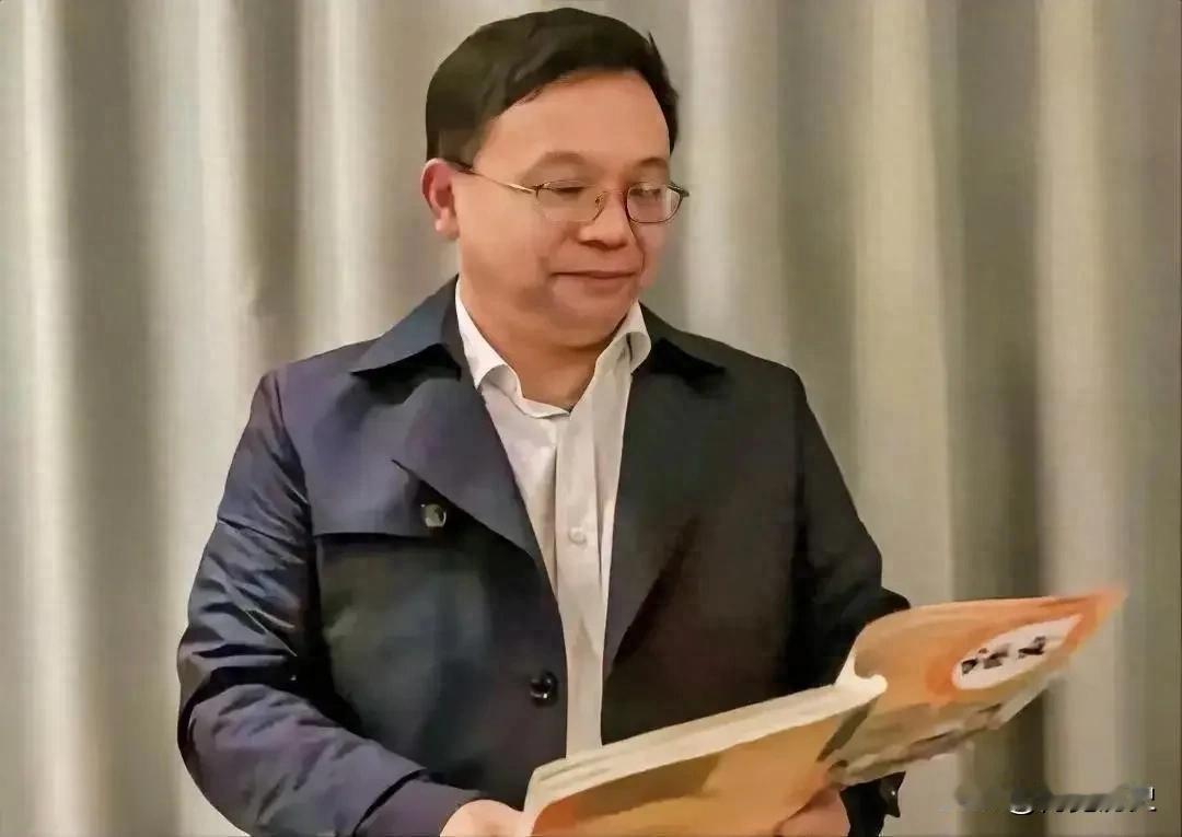 彭帮怀是呼吁大家警惕“毒教材”的第一人，他用了14年时间给教材纠错，自费打官司2