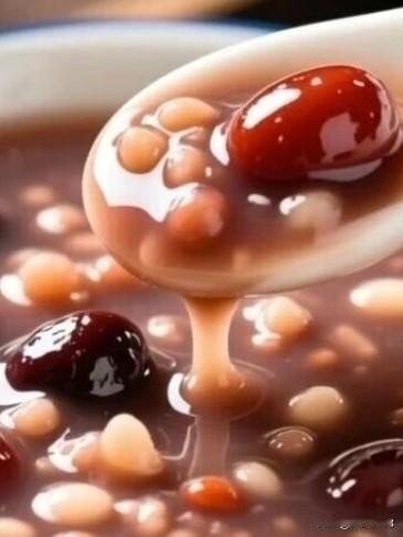 腊八粥甜又香，
喜欢喝甜腊八粥。

红枣提味有营养，
八种食材保健康！