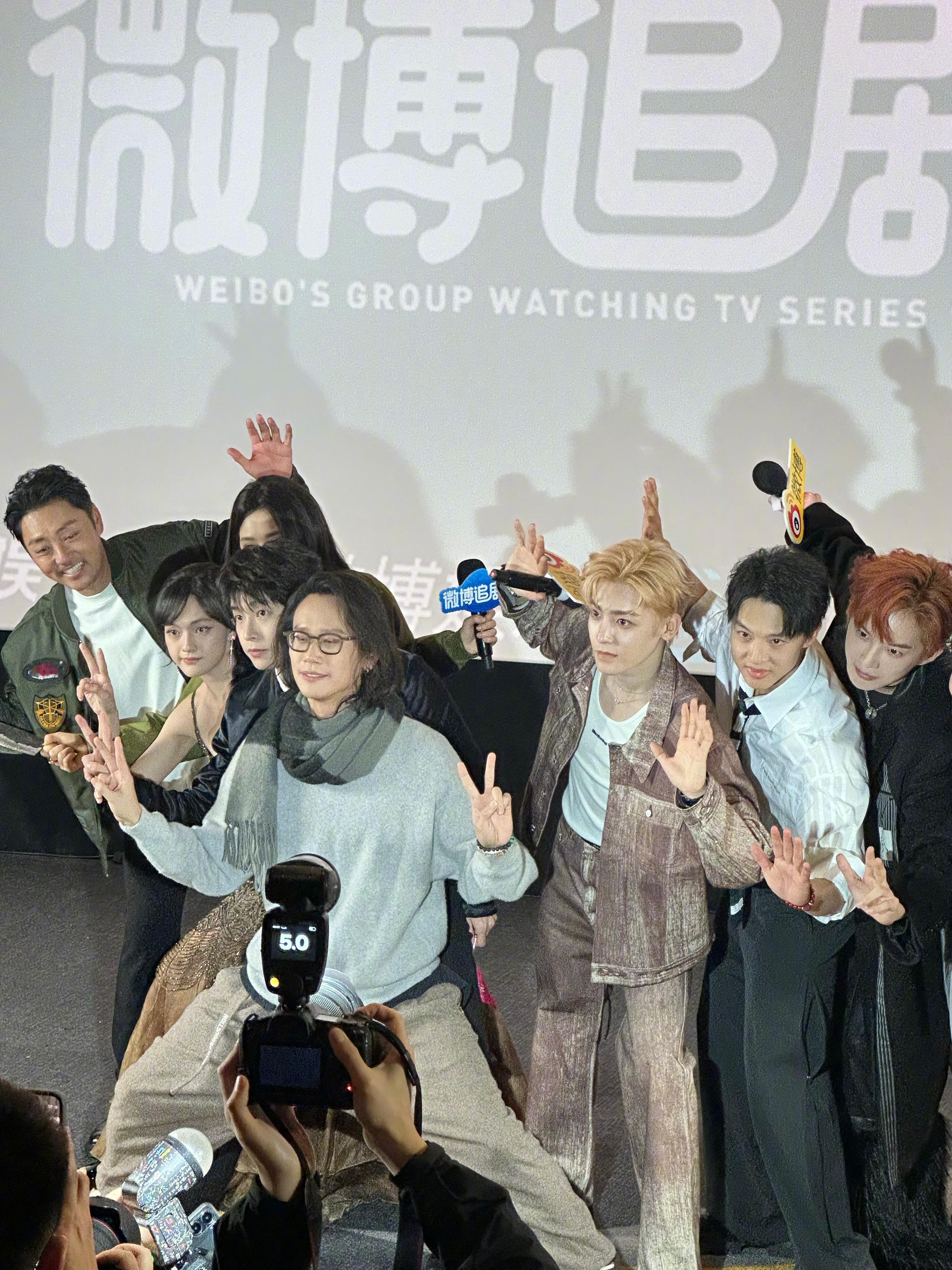 侯明昊真是掌管生图的神！完全不需要p，人群里太出众了 侯明昊[超话]  