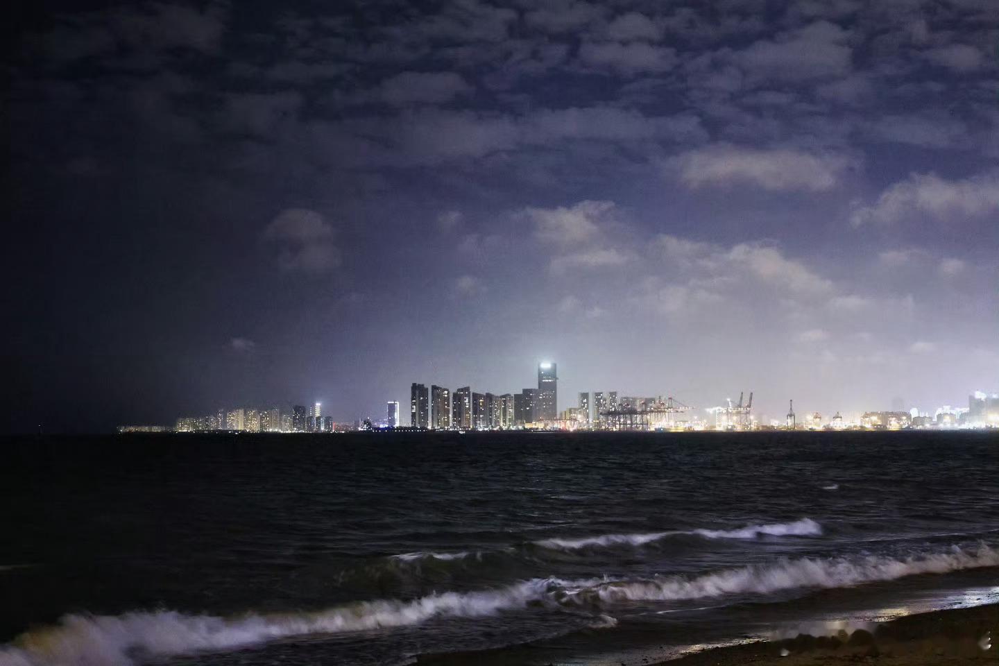 毛晓彤星光大赏没约到摄影师提前拍完美美出发，红毯必须给我狠狠惊艳住，自给自足拍出