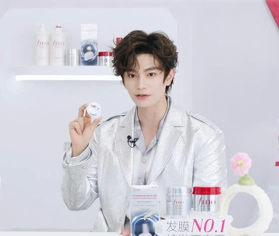 丁禹兮直播小卷毛造型很好看诶 