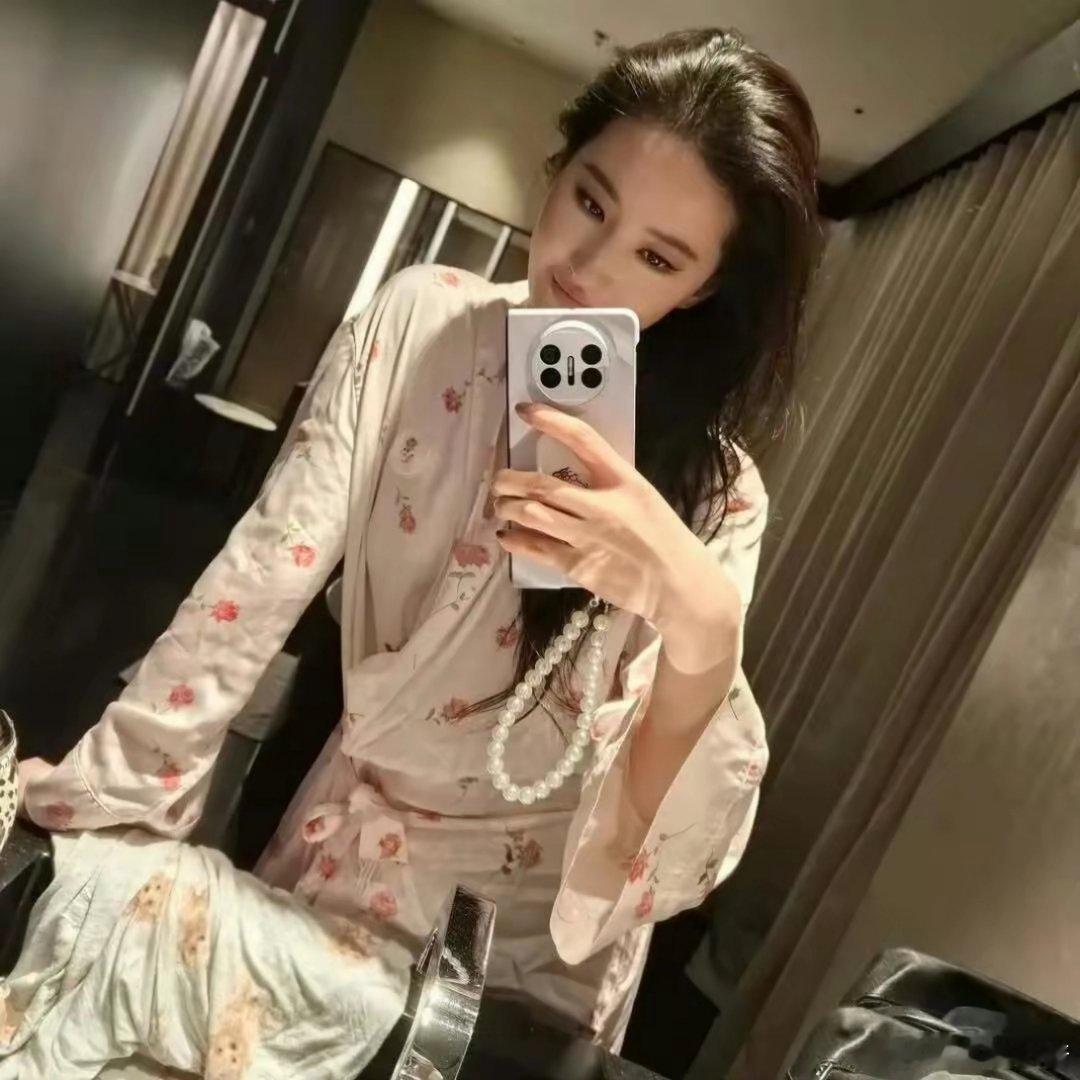 刘亦菲深夜晒美照，玫瑰睡袍撞衫奚梦瑶，这件四千的睡袍谁穿谁美 ​​​
