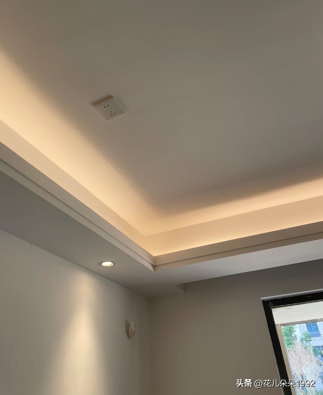 开发商的精装房，这天花板的插座干嘛用？


我请问天花板的插座是干嘛用的，给我装