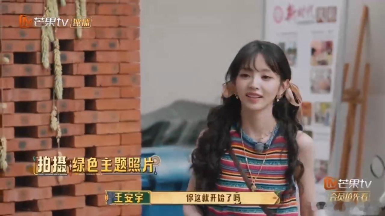 舞台互动讲究默契配合，两人只是表演分工不同，各司其职呈现效果，不必过度解读细节，