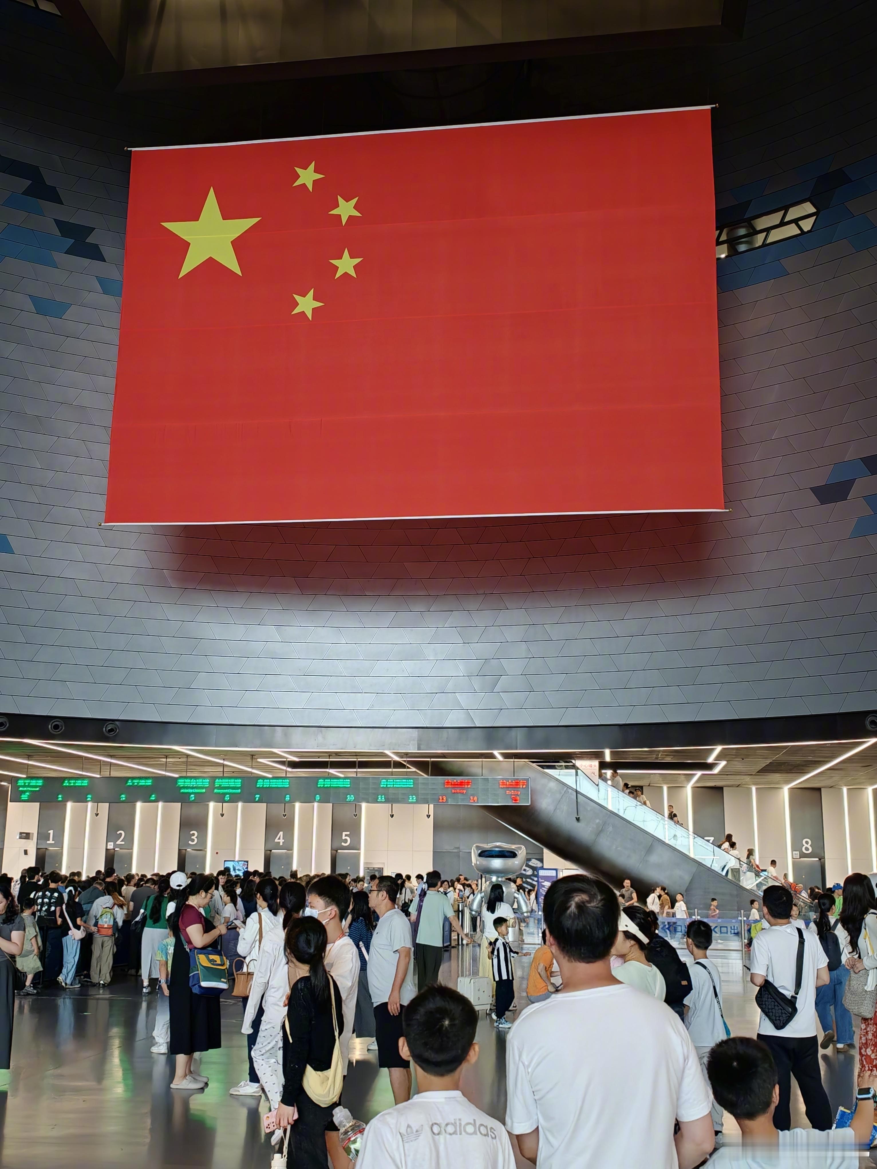 五一旅游景点人人人你人人人 假期还是在家躺着好，哪哪都是人。 你们五一假期怎么安