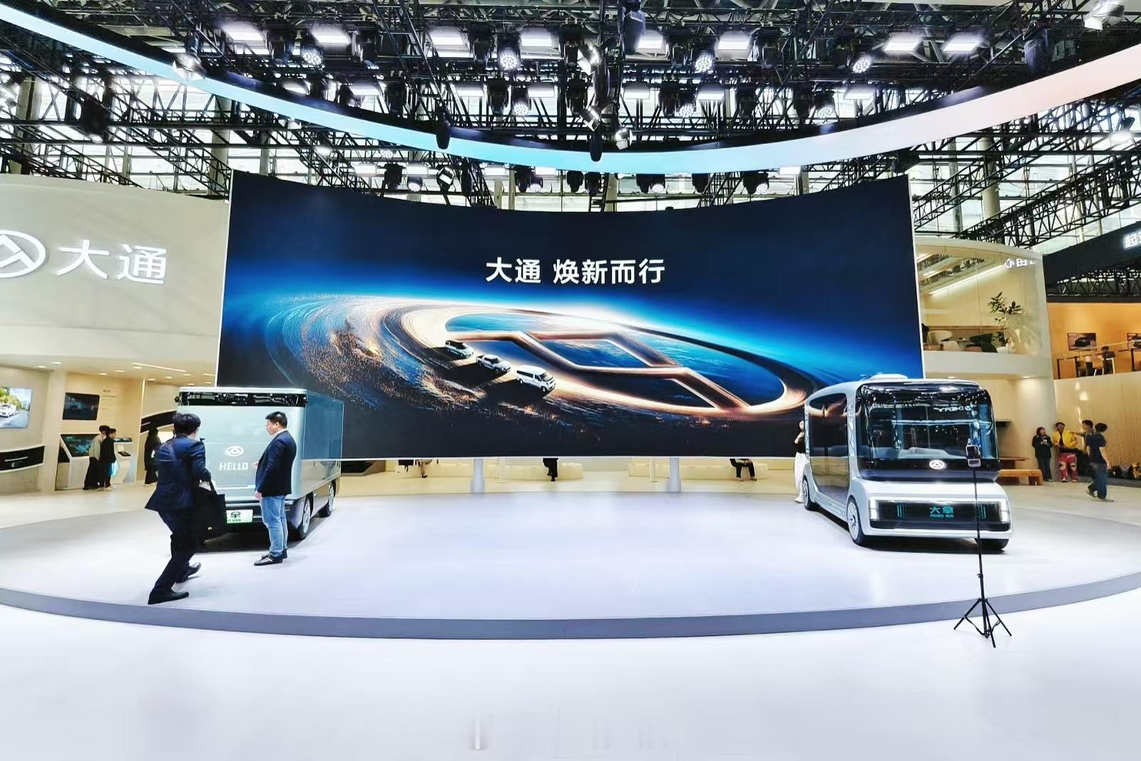 对了，大通昨天在 发布了大拿系列无人客货车，品牌Logo也焕新了，展示了带后铝合