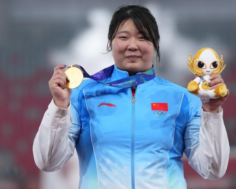亚运会最离谱的项目出现了，女子标枪赛场，中国 18 岁小将严子怡，第一投直接甩出